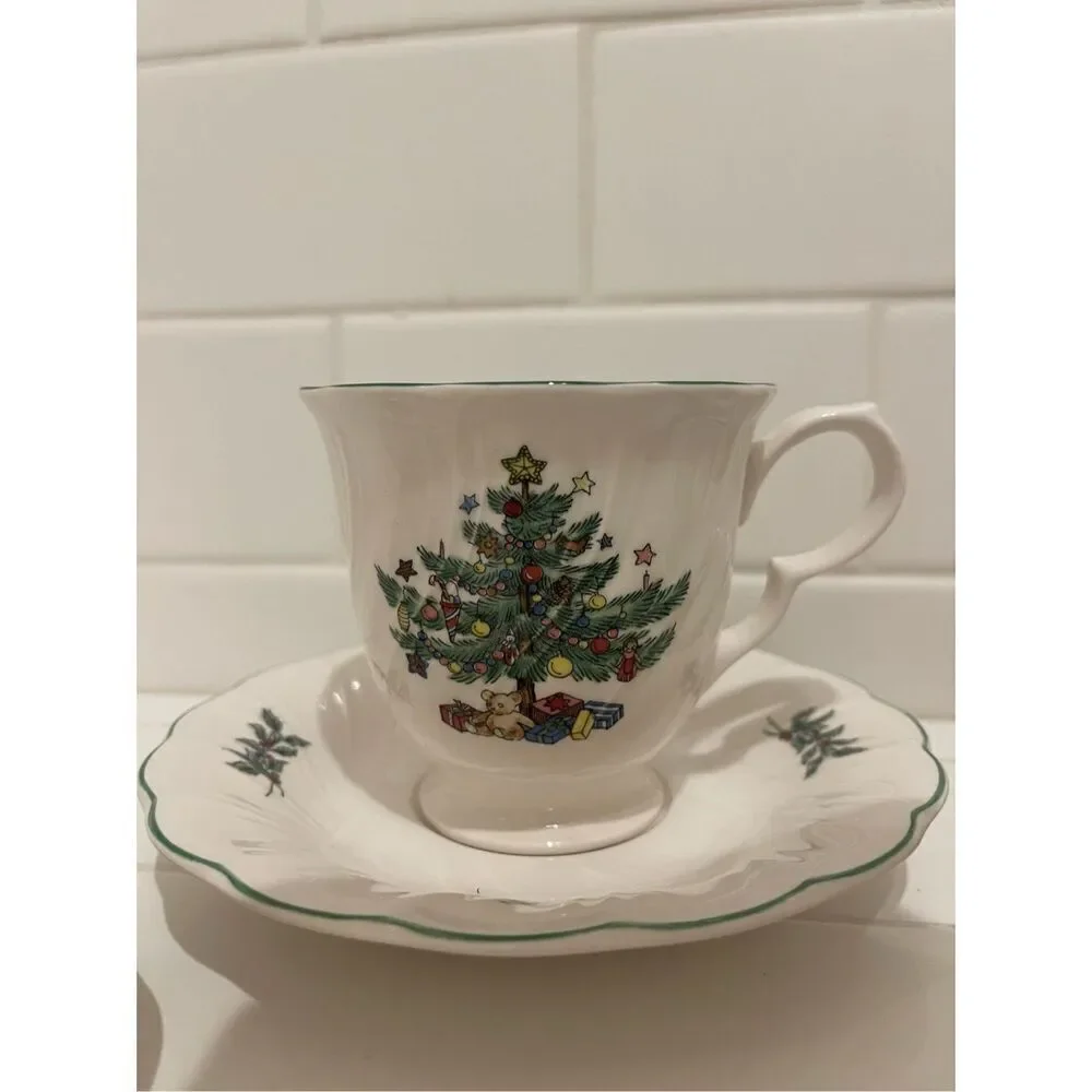 Vintage Nikko Ceramics Christmastime Teacups (4) - Picture 4 of 9